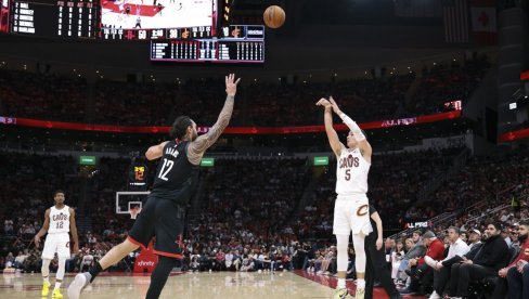 НАМЕСТИО ЈЕ РУКУ: Када је сам на шуту за три поена, сјајни Американац не промашује