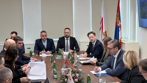 VUČIĆ OBIŠAO REKONSTRUISANI DISPEČERSKI CENTAR: Predsednik na sastanku sa rukovodstvom EMS-a