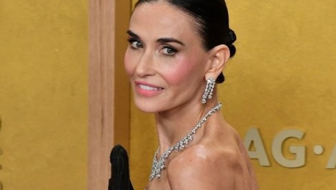 SVI SE PITAJU ŠTA SE DEŠAVA SA DEMI MUR? Jedan detalj sa crvenog tepiha zabrinuo fanove nakon što se pojavila mršavija nego ikad! (VIDEO)