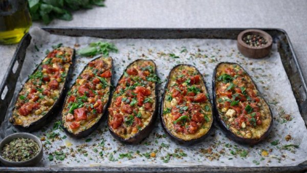 ПЕЧЕНИ ПАТЛИЏАН СА ФЕТОМ И ПАРАДАЈЗОМ: Мирисни, сочни и пуни медитеранског укуса