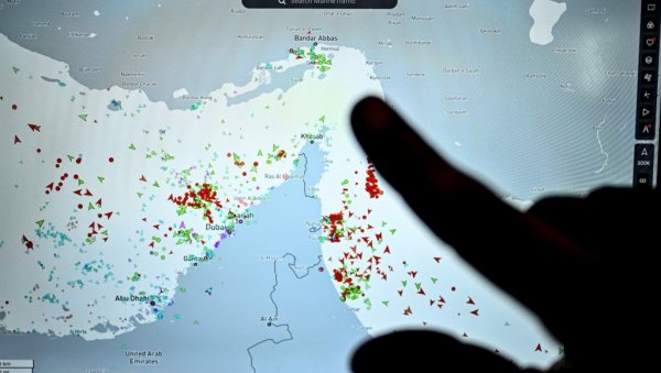 ЕКСПЛОЗИЈА У ОРМУСКОМ МОРЕУЗУ: Британски брод погођен непознатим пројектилом