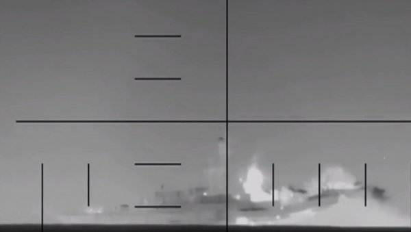 ПОГЛЕДАЈТЕ - ПЕНТАГОН ОБЈАВИО СНИМАК ТОРПЕДОВАЊА: Хегсет сеири - Америчка подморница потопила ирански ратни брод (ВИДЕО)