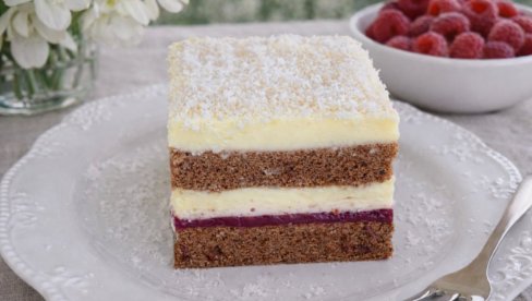 КРЕМАСТИ КОЛАЧ СА ШУМСКИМ ВОЋЕМ И ОРАСИМА: Једноставан за припрему, а неодољивог укуса