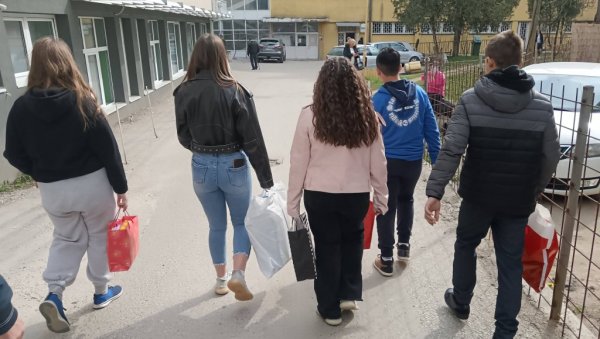 ЗА ДЕЦУ КОЈА СЕ ЛЕЧЕ У ВРАЊСКОЈ БОЛНИЦИ: Ученици из села Власе припремили поклоне