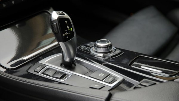 ВОЗИТЕ АУТОМАТИК? Ево шта значи Б на мењачу и када треба да га користите