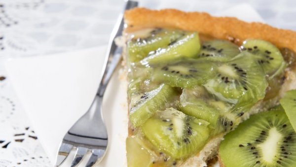 СА КИВИЈЕМ И БАНАНАМА: Јогурт слаткиш