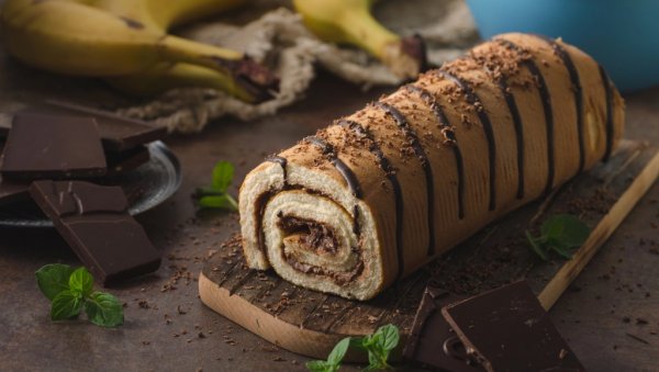 ВАЗДУШАСТ И УКУСАН: Ролат са бананама и чоколадом
