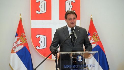 CVEĆE I ČESTITKE ZA LEPŠI POL: Ministar Gašić povodom Dana žena uručio poklone pripadnicama sistema odbrane