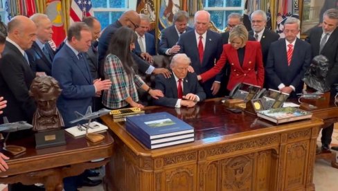 ПОМОЛИЛИ СЕ БОГУ ДА БОЉЕ УБИЈАЈУ ДЕЦУ: Оптужују Иран због теократског уређења, а погледајте шта Американци раде у Белој кући (ВИДЕО)