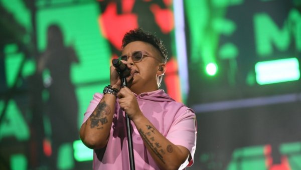 СПЕКТАКЛ КОЈИ СЕ НЕ ПРЕПРИЧАВА: Марија Шерифовић четврти пут заредом отворила Другу страну плоче (ФОТО)