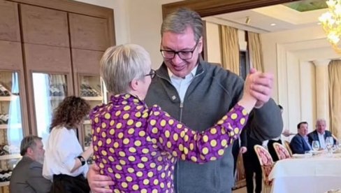 СРЕЋАН ШТО ИХ ИМАМ И БЕСКРАЈНО ЗАХВАЛАН Вучић приредио свечаност за жене које раде у Председништву (ВИДЕО)