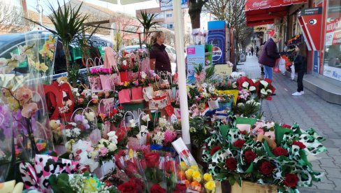 ПАРАЋИН У НАЈРАСКОШНИЈЕМ ЦВЕЋУ: Богата осмомартовска понуда у центру града (ФОТО)