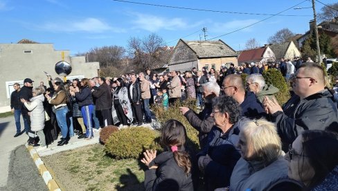 НАРОД ЧЕКА ВУЧИЋА: Грађани Црвенке се окупили да поздраве председника (ФОТО)