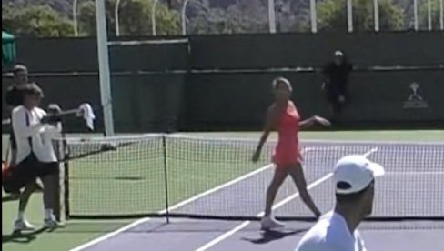 ШТА ЋЕ РЕЋИ ЈЕЛЕНА?! Ево шта је Арина Сабелнка радила Новаку Ђоковићу у Индијан Велсу (ВИДЕО)