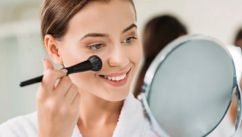 ОВАЈ НАЧИН НАНОШЕЊА РУМЕНИЛА БИЋЕ ХИТ ПРОЛЕЋА: Шта је техника цвета трешње?