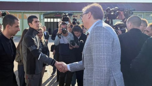 NAŠ CILJ JE DA IMAMO ŠTO VIŠE OVAKVIH KOMPANIJA: Vučić posetio kompaniju SIGMA DOO u Crvenki (FOTO)