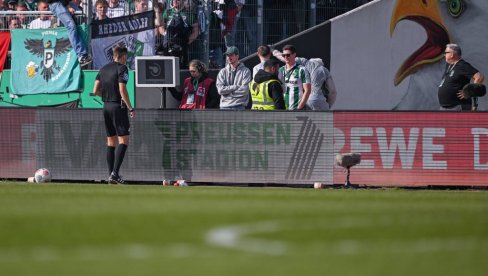 KAKVA SCENA U NEMAČKOJ: Navijači ugasili VAR, sudija nije mogao da pogleda snimak (VIDEO)