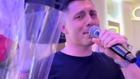 PEVAČ VADIO RUŽE: Momci iz poznatog benda prekinuli nastup, pa nastalo ludilo među ženama (FOTO)