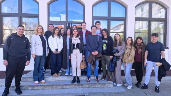 БРАВО ЗА ПАРАЋИНСКЕ ГИМНАЗИЈАЛЦЕ: Изборили се за учешћа на државним такмичењима (ФОТО)