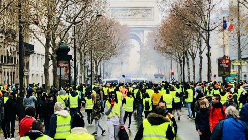 PENDREČILI PRSLUKE MEĐU HAMBURGERIMA, ZAVRŠILI NA SUDU: Javnost podeljenja oko suđenja devetorici francuskih policajaca koji su tukli učes