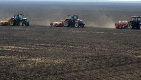 NAJPOVOLJNIJI ZAJMOVI POLJOPRIVREDNICIMA NA RASPOLAGANJU:  Javni poziv za podnošenje zahteva za agro kredite uz subvenciju države