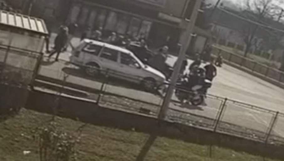 БЛОКАДЕРИ ФАШИСТИ ЛИНЧУЈУ ПЕНЗИОНЕРА: Скачу му по хауби, урлају, жена у колима се испрепадала! (ВИДЕО)