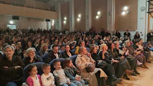 „MAMINA LJUBAV NIKAD NE STARI“: Veče za majke u Vukovom domu kulture u Loznici