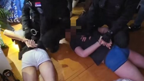 NEVEROVATNO HAPŠENJE U BEOGRADU ZBOG PRINUDE: Terali muškarca da snimi video i objavi, pali u donjem vešu (VIDEO)