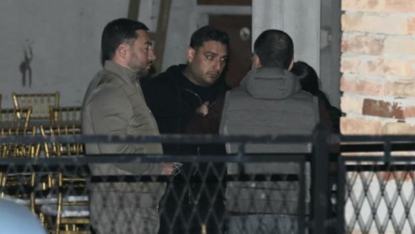 КУЋА ДАРКА ЛАЗИЋА ЗАВИЈЕНА У ЦРНО: Укућани скрхани од бола због Драганове погибије (ФОТО)