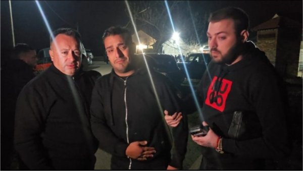 ИЗГУБИО САМ ПОЛА МОГА СРЦА: Прва изјава Дарка Лазића након што је остао без брата: Плаче, пријатељи га придржавају - Болне сцене (ФОТО)