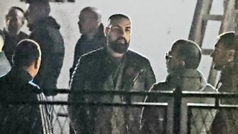 BOLNE SCENE ISPRED DARKOVE KUĆE U BRESTAČU: Lazić u suzama, kolege i prijatelji ga okružili, supruga Kaća ne odvaja se od njega (FOTO)