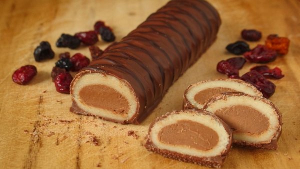 СЛАТКА ЧАРОЛИЈА: Чоколадни ролат са марципаном, уживање за сва чула