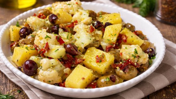 САЛАТА ОД КАРФИОЛА И КРОПМПИРА: Рецепт за ароматичну салату