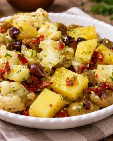 САЛАТА ОД КАРФИОЛА И КРОПМПИРА: Рецепт за ароматичну салату