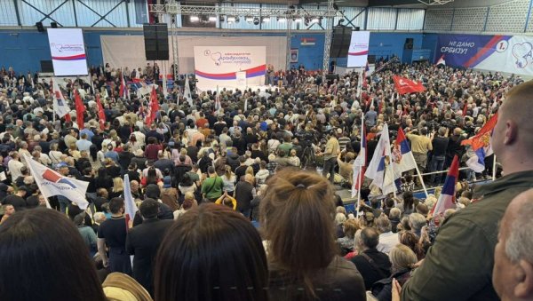 3.000 ЉУДИ ОСТАЛО ИСПРЕД ХАЛЕ У АРАНЂЕЛОВЦУ: Крцата дворана на митингу СНС