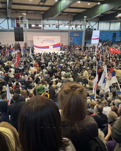 3.000 ЉУДИ ОСТАЛО ИСПРЕД ХАЛЕ У АРАНЂЕЛОВЦУ: Крцата дворана на митингу СНС