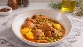 НЕЖНИ ГУЛАШ СА КРОМПИРОМ И ГРАШКОМ: Домаће јело које греје душу