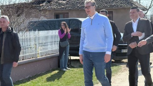 VI ŠTO OBEĆATE TO I ISPUNITE Građani aplauzom dočekali Vučića u Mramorcu: Od Karađorđa nam nije došao predsednik (VIDEO)