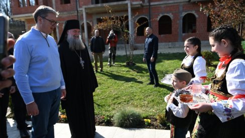 VUČIĆ U MANASTIRU PINOSAVA:  Srbija naša porodica - želimo punu trpezu za svačijim porodičnim stolom (VIDEO)