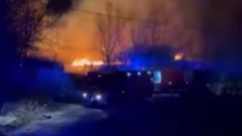 VELIKI POŽAR NA NOVOM BEOGRADU: Sve je izgorelo, krov pao (VIDEO)