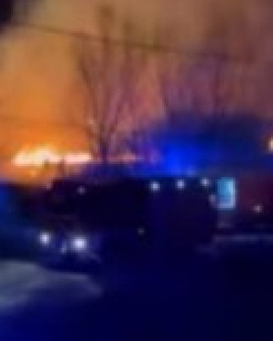 ВЕЛИКИ ПОЖАР НА НОВОМ БЕОГРАДУ: Све је изгорело, кров пао (ВИДЕО)