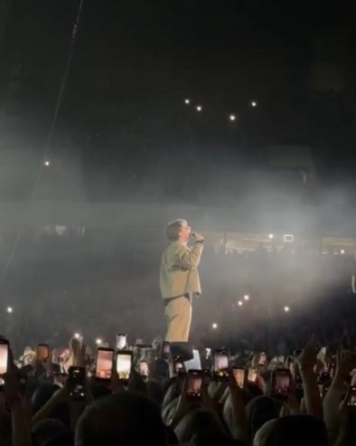 ИЗВЕО ЊЕН ХИТ REPLAY, ФАНОВИ ТРАЖЕ ДУЕТ: Јаков Јозиновић одговорио Сениди у Спенсу (ФОТО)