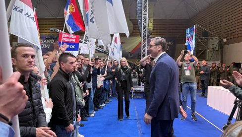 VUČIĆ U BAJINOJ BAŠTI: Vučić govori na mitingu u punoj sali