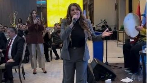 ZAPEVALA TRADICIONALNU SRPSKU PESMU: Viki Miljković i Taške specijalni gosti na iftaru u Beogradu (FOTO)
