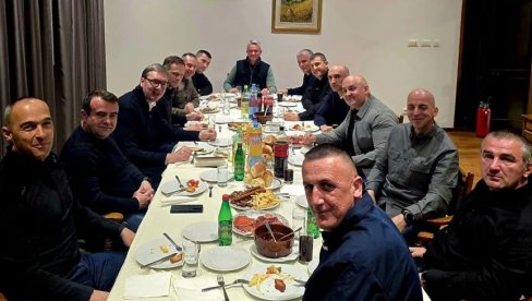 ВУЧИЋ СА ПРИПАДНИЦИМА КОБРИ: Хвала на посвећености