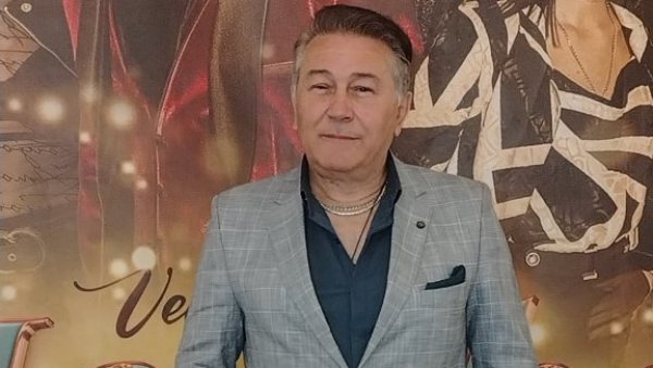 ЕМОЦИЈЕ, ПРИЈАТЕЉСТВО И ХИТОВИ: Халид Муслимовић са колегама у срцу Новог Сада певаће из душе, а онда поменуо и Хариса Џиновића (ФОТО)