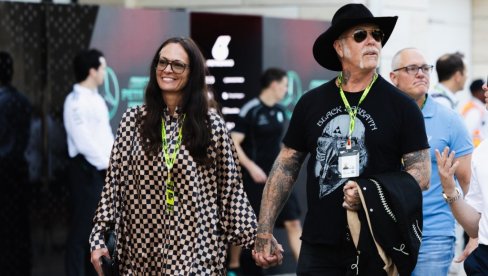 ЧУВЕНИ МУЗИЧАР МЕТАЛИКЕ ЗАПРОСИО ДЕВОЈКУ: Све се одвило међу ајкулама (ФОТО)