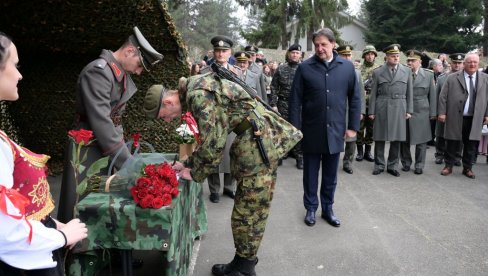 TAJ ORAH, ”VOĆKA ČUDNOVATA”, SADA JE JOŠ JAČI Ministar Gašić na polaganju zakletve u Leskovcu (FOTO)