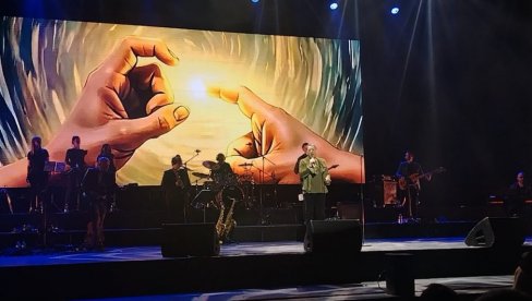 PORODICA KAO PODRŠKA: Harija Mata Harija iz prvog reda gleda ćerka Nađa (FOTO)