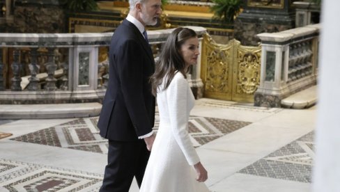 ONA JE SEDMA ŽENA NA SVETU KOJA JE IMALA TU PRIVILEGIJU: Svi komentarišu šta je kraljica Leticija nosila za susret sa papom (FOTO)